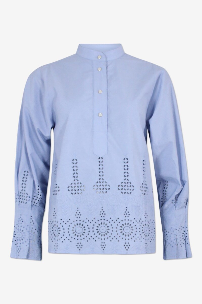 Trevis Top Cosmic Sky Loose-fitted shirt with voluminous long sleeves, long cuffs, and broderi anglaise details - front image