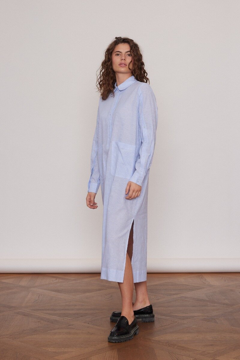 Natha Dress Fresh dream Loose-fitting cotton shirt dress that falls below the knee, with large front pockets, openable sleeves, and side slits - model image