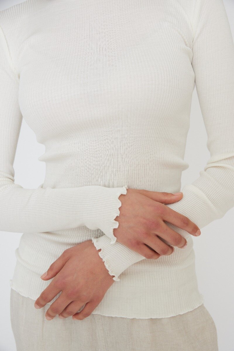 Roller Blouse Off White Classic tight rollneck, perfect for layering - detail image