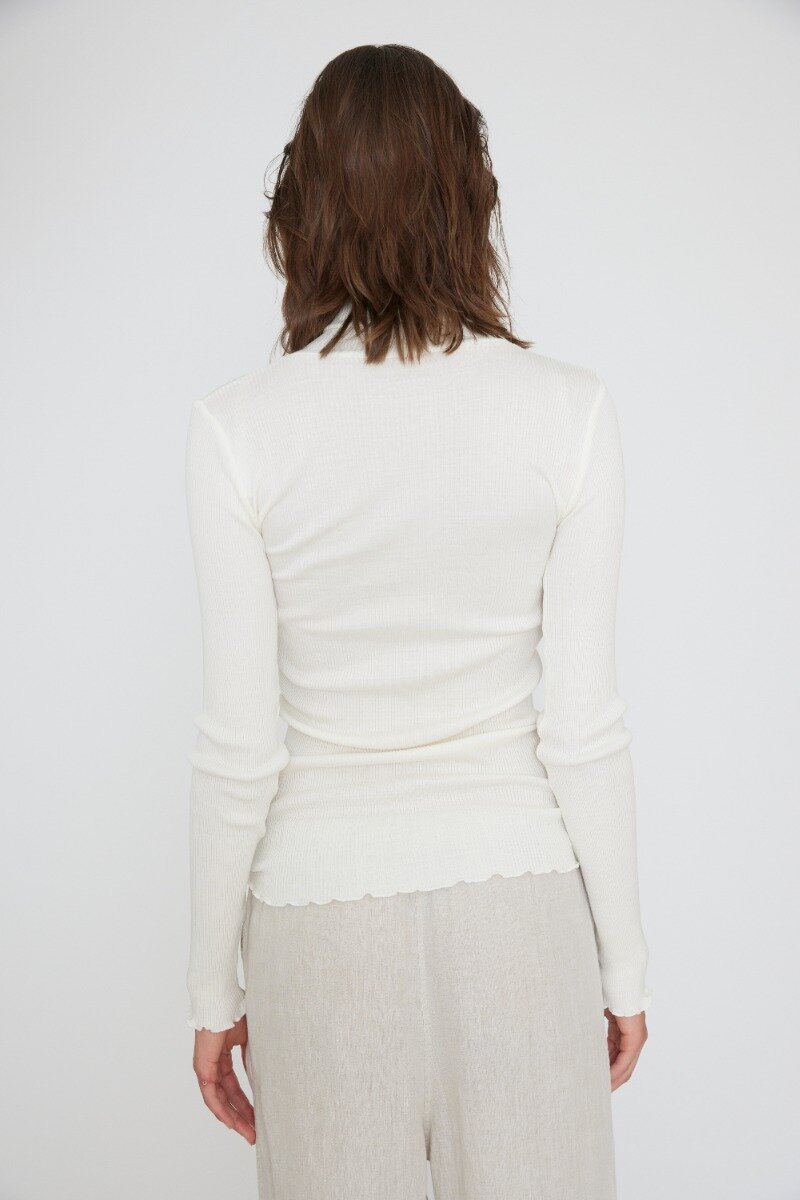 Roller Blouse Off White Classic tight rollneck, perfect for layering - detail image